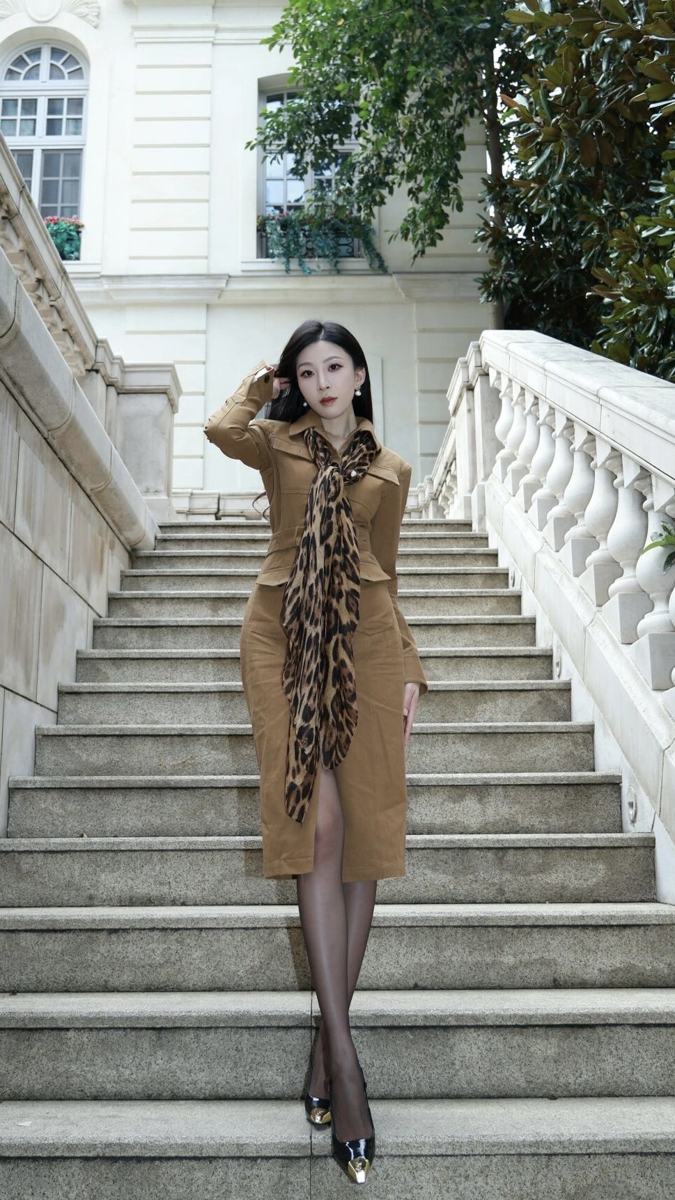 颜值穿搭｜这身穿搭把御姐氛围感焊死了！驼色裙装利落裹出苗条线条，豹纹丝...