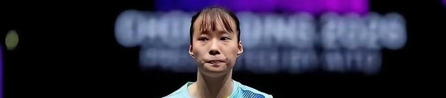 石洵瑶跟王曼昱打过两次，一局没赢过。2026年10月8日中国大满贯女单1/8决赛，她2比3才输，第四局16比14咬下来。这是她第一次让王曼昱在第五局才收走比赛。
把旧账翻清楚。2024年中国大满贯首轮，王曼昱3比1赢，第四局石洵瑶10比8手握局点，被连拿4分。2025年瑞典大满贯半决赛，0比4，一局
