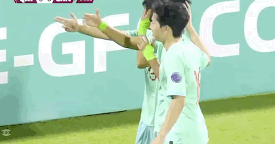 海湾杯开门红！U16国足2-0击败卡塔尔！
小伙子们拿下本届赛事首胜，用一场零封开启海湾杯征程！

整场比赛国少攻防两端表现亮眼，防守站位稳固，成功限制卡塔尔进攻串联。进攻端把握机会，两度攻破对手球门，守住零封拿下关键三分。
面对西亚对手，国少小将敢拼敢抢，传接对抗毫不怯场，展现不错的竞技 ​