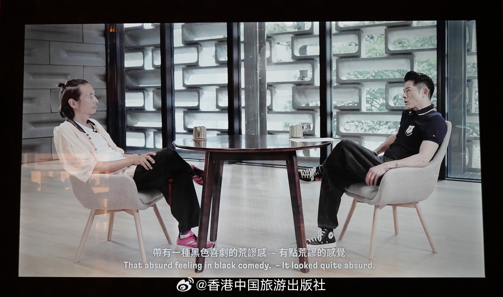 【香港展讯】影迷必到🔥大馆「拍住上」，经典港产片名场面神还原！

出色的电影，成就永恒的经典🎬 香港电影多年来蜚声国际，除了归功演员的精湛演技，更重要是整个制作团队并肩拍档，合力炮制好戏。位于中环的大馆举办「拍住上——光影里并肩驰骋的我们」展览，以8套香港经典拍档电影为主轴，透过 ​