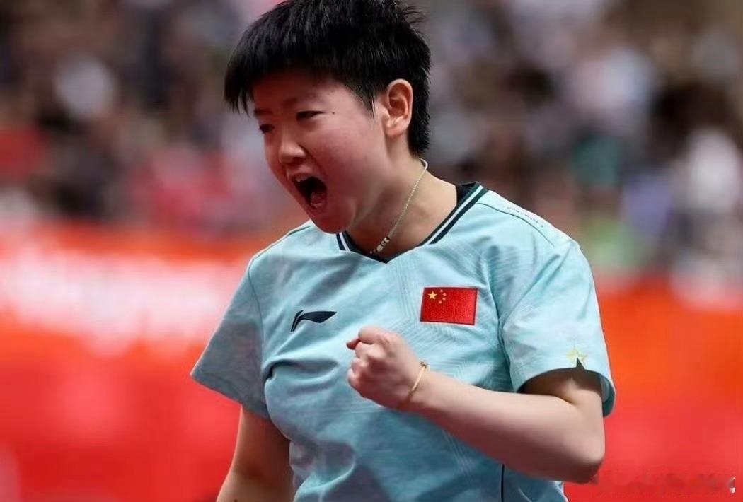 【#孙颖莎性别大战1比2勒布伦##王楚钦说勒布伦得让孙颖莎3到4分#】
WTT蒙彼利埃冠军赛训练馆上演趣味跨性别切磋，孙颖莎1-2不敌法国选手艾利克斯·勒布伦。这并不是正式赛事，属于赛前热身的三局两胜交流局，双方约定0-0开局，全程没有让分。
 
这场交手的约定早在去年成都混团世界杯就埋下伏笔。当时王 ​