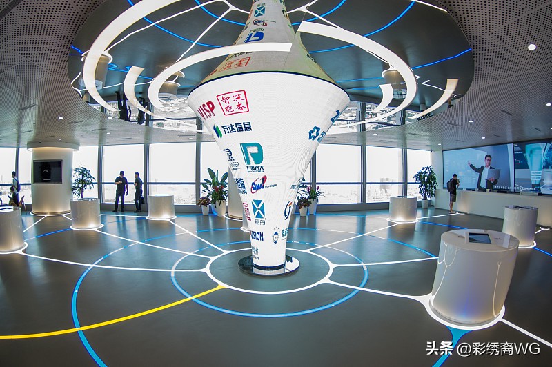 当前中国经济的产业结构正在发生深刻转向，‌以人工智能为核心的新兴高技术产业集群正在快速崛起，逐步承接房地产过去的支柱产业地位，在多个领域已经形成对美国的追赶甚至反超态势‌。

产业格局的核心变化
传统支柱产业中，房地产的经济拉动作用已明显减弱，2026年前8个月二手房交易占比首次超过新房，市场交易主
