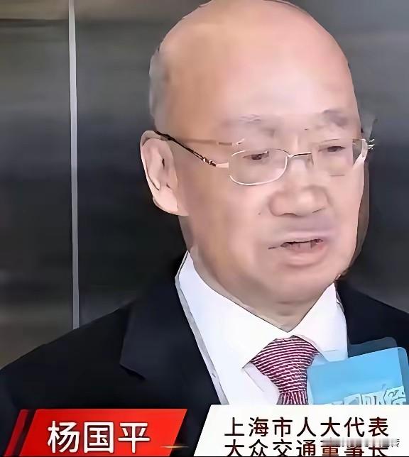 资本无序扩张敲响警钟！网约车层层抽成乱象该整治了
 
中国的资本，已经开始不受管控了，政府必须要提高警惕！44公里车程，65分钟，乘客付款147.68元，司机账户进来94.98元，中间52.7元被平台拿走，这不是普通的服务费，而是一种让劳动者喘不过气的抽水方式。一趟车，乘客付了一百四十多元，司机握着