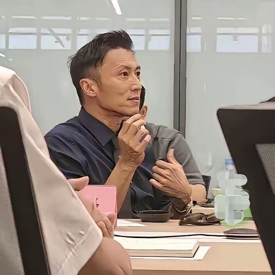 天呐，
离开镜头滤镜之后，
谢霆锋的真实状态惹来不少讨论。

         46岁的他褪去舞台精致包装，头发略显稀疏，少了年少时惊艳的帅气，却多了中年男人的烟火感，还有网友拿外貌开玩笑调侃。
 
         可外貌本就敌不过岁月，青春颜值只是一时红利。

         这么多年他没有困