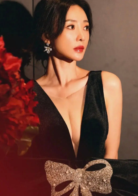 1. 柳岩至今依旧深陷当年伴娘事件的后遗症，长期被包贝尔的圈内小团体暗中排挤。当年事件发酵后，包贝尔一方刻意带节奏扭转舆论，引导全网认为整场风波是柳岩自导自演、借机炒作。这场刻意抹黑，让柳岩口碑无端受损，也让不少圈内人刻意与她保持距离、退避三尺，多年来资源和路人缘都深受影响。
2. 网传备受看好的大