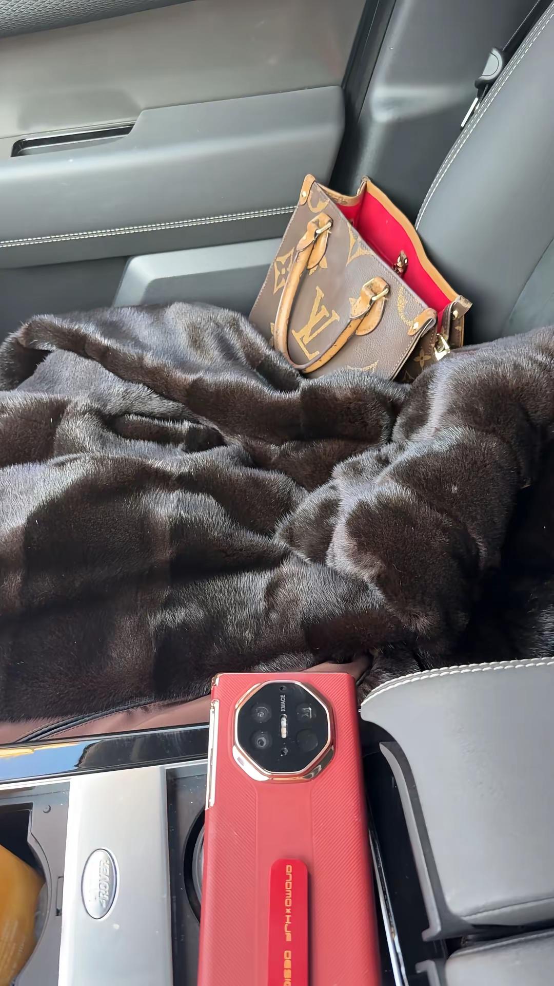 成熟女人的三大标志：穿貂，买黄金，听凤凰传奇😂。