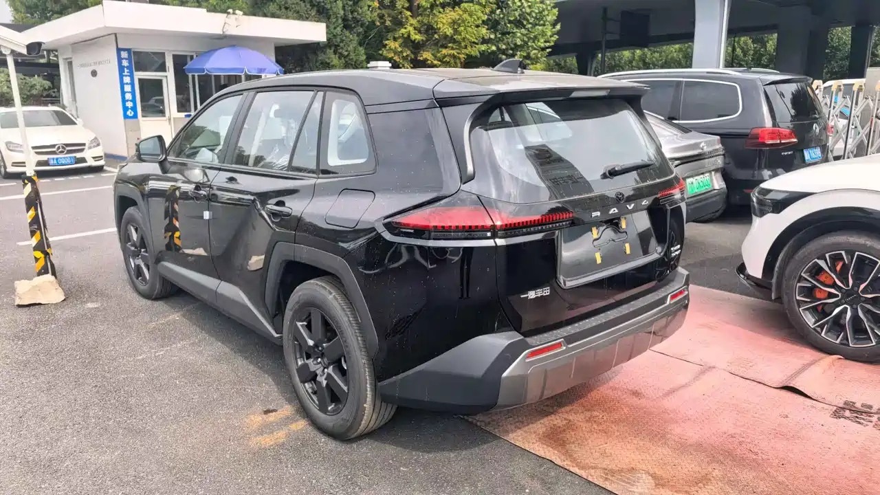 丰田RAV4荣放，很多家庭选购SUV的备选，我的看法是，它是一台偏向务实取向的家用SUV，稳定性和通过性是它的亮点。

底盘离地间隙有优势，相比普通城市SUV，应对烂路、坑洼路面的能力更强，周末进山、走乡村道路会更从容。燃油、双擎版本可选，双擎省油优势明显。

三大件的口碑一直在线，很多车主开多 ​