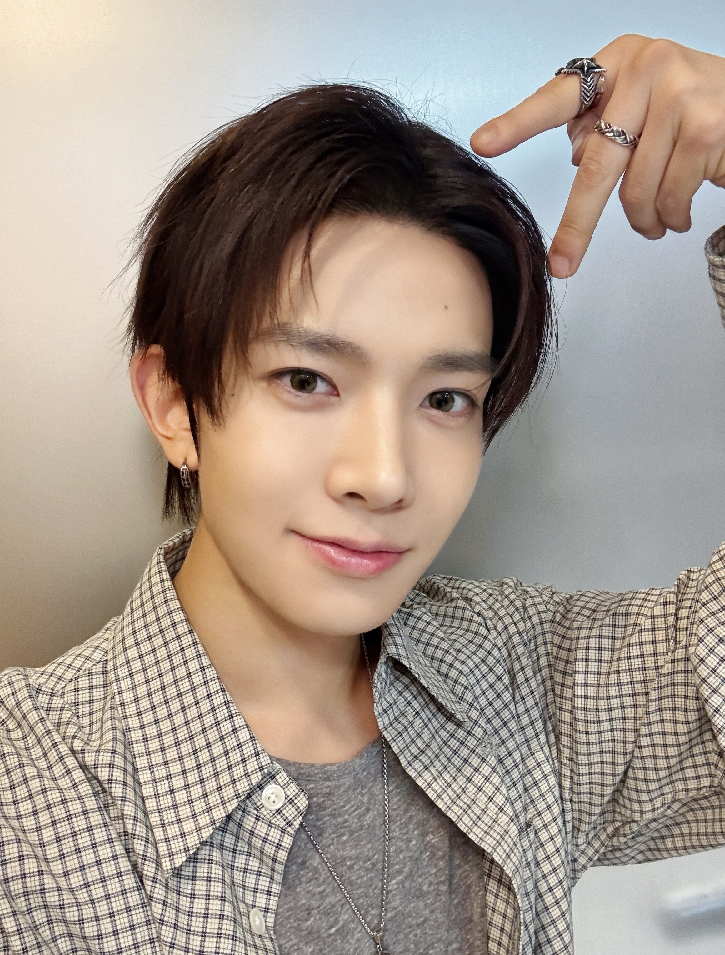 #李羲承# [抱抱]#李羲承solo顺利# 
【IG】260918 hanhae.kisstheradio更新EVAN相关

世界上最可爱的
183cm 仓鼠🐹

———————♡———————
❤️‍🔥新专信息汇总
🫳🏻羲之所向•爱赴永恒
🧭入坑指南 
🧎小鹿园招新 ​