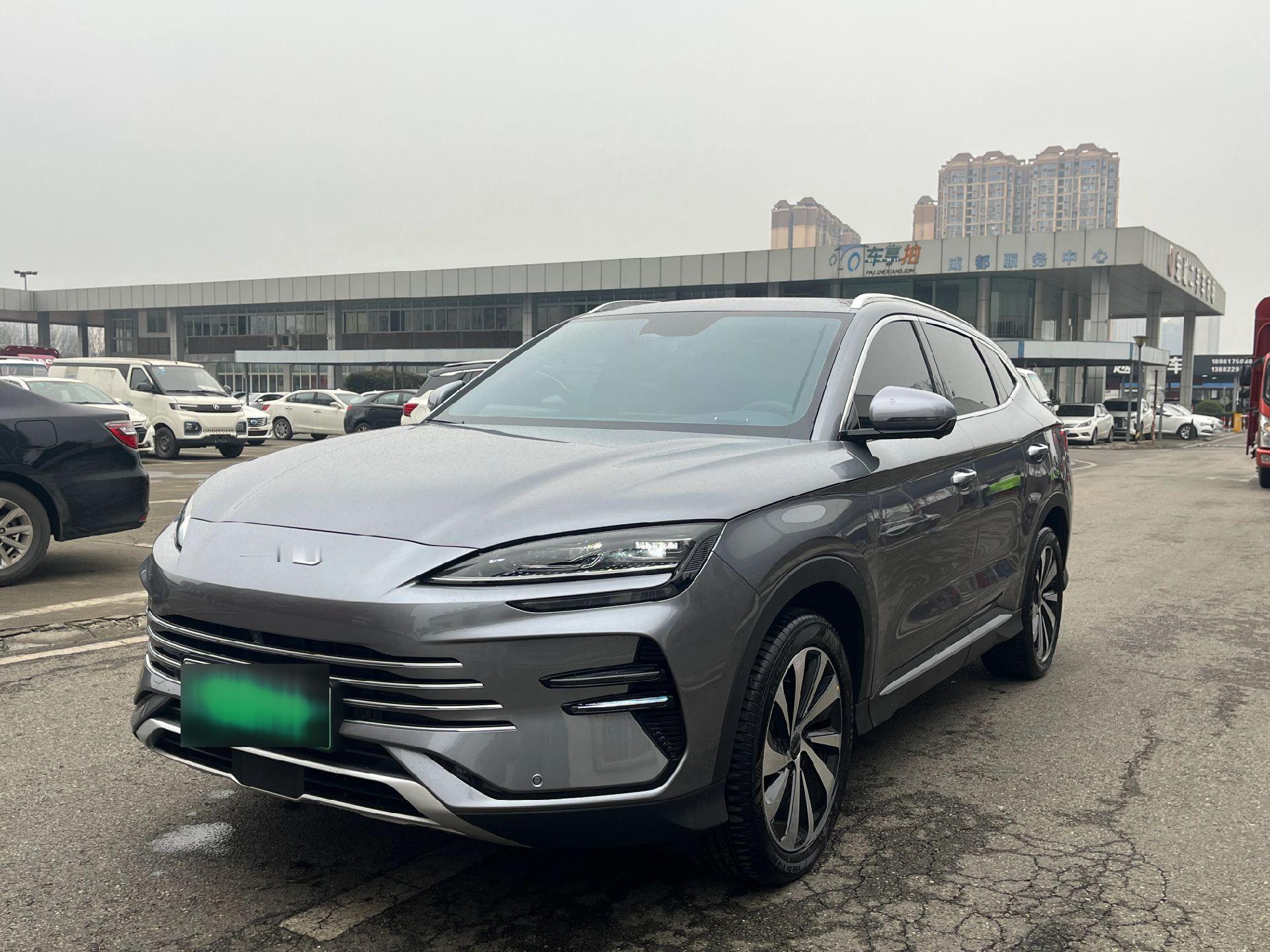 10万买二手混动，有充电条件就值         10万买二手混动，我的观点很鲜明：有充电条件，宋PLUS DM-i就是真香；没充电条件，它就是个普通油车。
2023款的宋PLUS DM-i冠军版，现在行情8.84万，3.5万公里的车源报价就是这数。每天通勤四十公里，纯电续航标称110实际跑八九十，