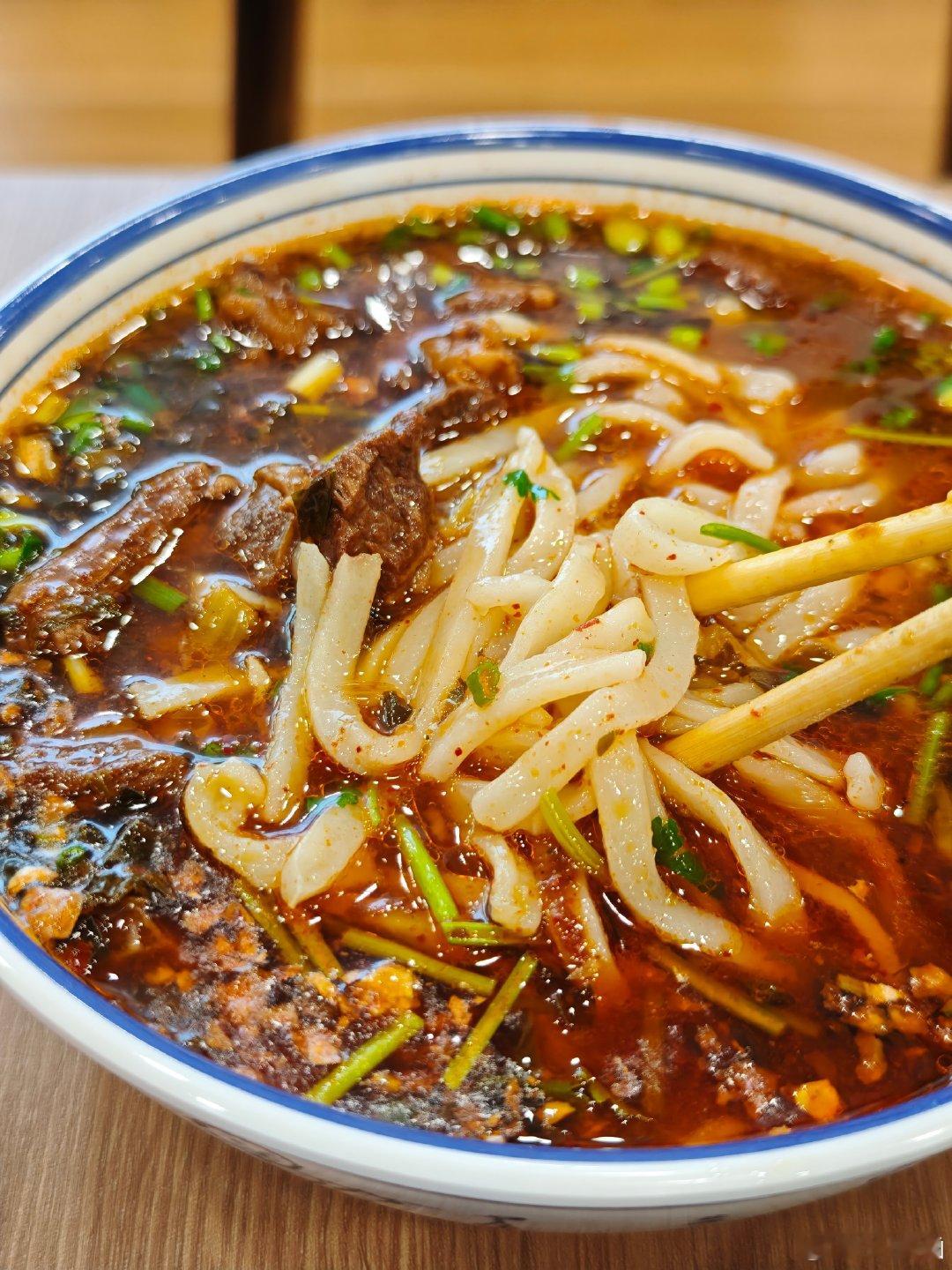 丽江的物价也不贵，这3大碗32块钱，好吃[干饭人]  ​