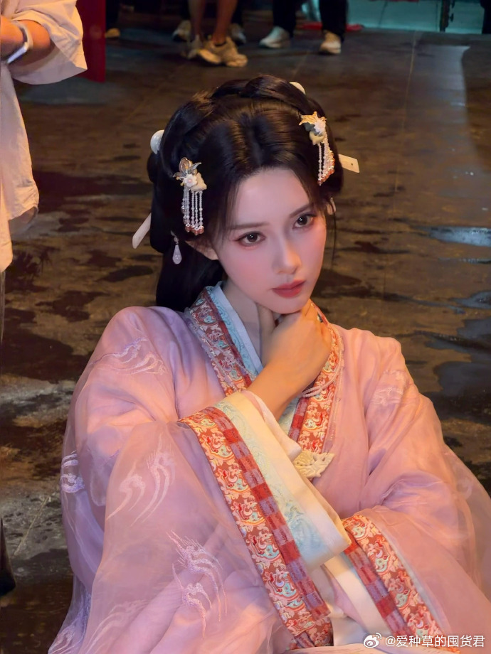 ​​​ 仙纱美人背后藏着拍戏的辛苦，孟子义更新剧组 live，大方说起...