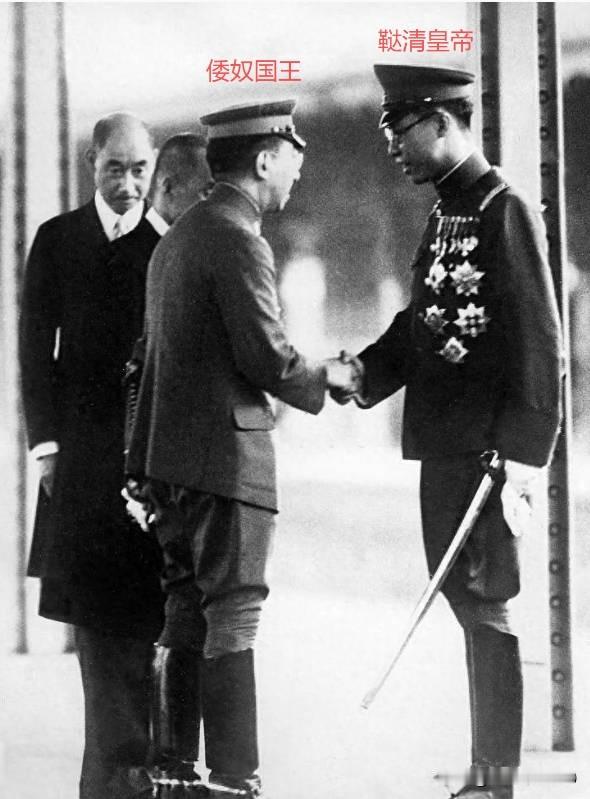 从“傀儡皇帝”到“981号公民”
溥仪这件“布衣龙袍”，藏着怎样的人生答案？
图一里，他身着挂满勋章的军装，与日本战犯握手，看似风光，实则不过是被人操控的傀儡；图二里，他换上写着“第981号”的粗布囚服，却有人戏称“见此袍如朕亲临”。

这哪是衣服变了？这是命变了。

曾经穿着华丽军装跪着当傀儡；后