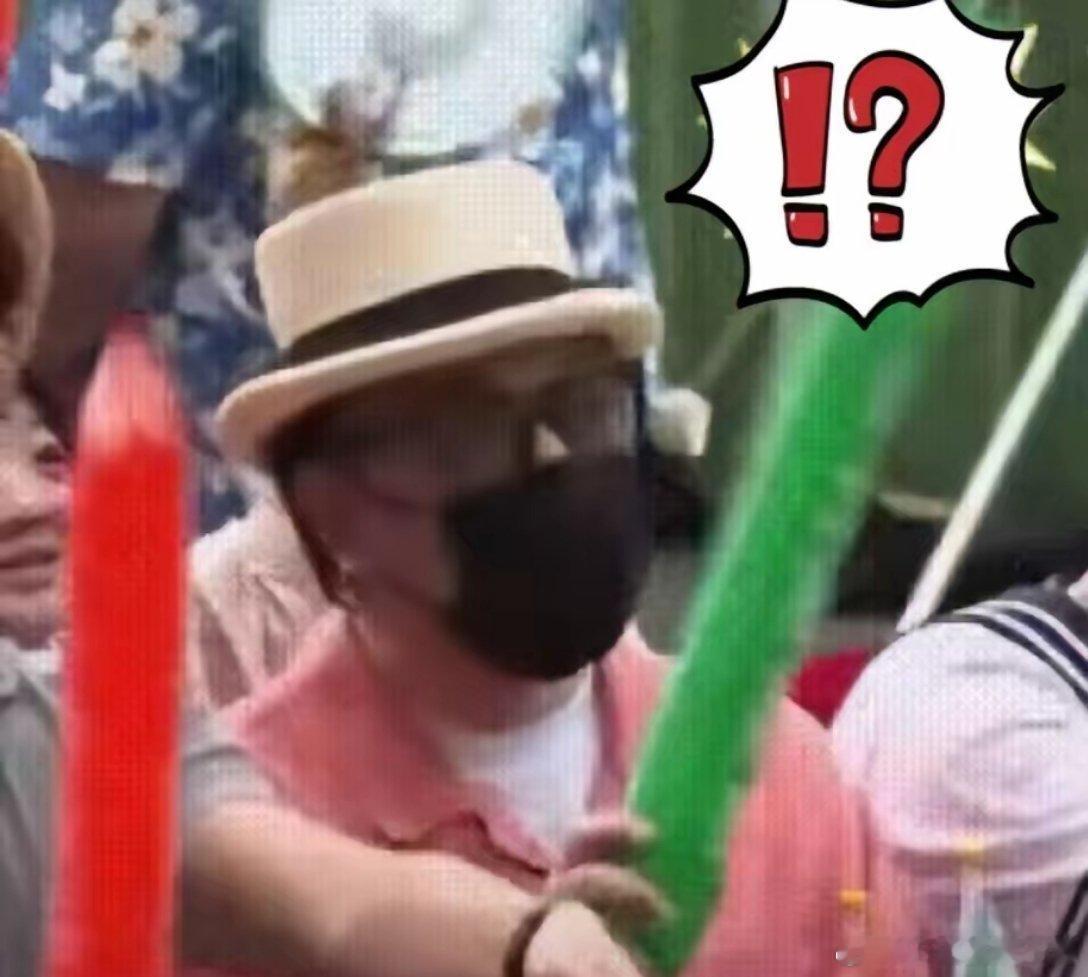 蔡康永，尴尬了。
​让他尴尬的有3点：
​1是钱。他代言的品牌，肯定都得撤，看零跑就知道了，想挣钱，恐怕难了。
​2是路。以后还想在我们这边接活，露脸，估计悬上加悬了。平台，品牌，谁也不想惹事。
​3是人。朋友也得为自己打算了，以后都得和他保持距离。以后出门，这口罩帽子估计得成标配了。
 ​