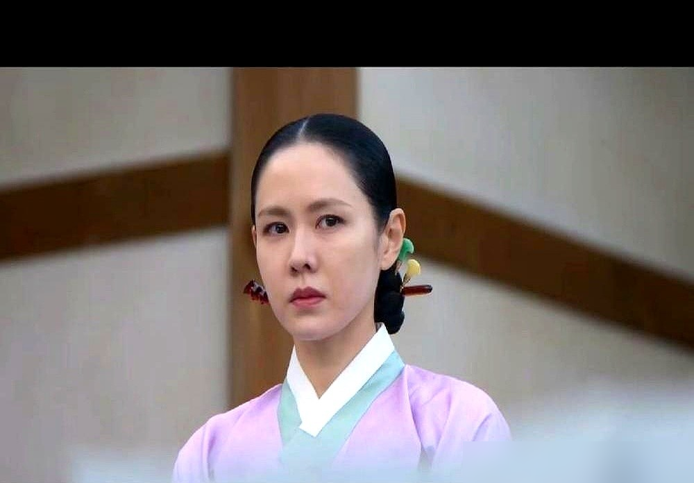 42岁孙艺珍，被AI一键磨回20岁。脸是嫩了，豆瓣5.5分，骂声一片。
Netflix砸钱搞的去龄特效，把孙艺珍和池昌旭全修成了小年轻。技术确实牛，毛孔都给你算出来。结果呢？大尺度戏份被吐槽辣眼睛，情欲拍得毫无美感。池昌旭被骂太正不够欲，NANA被嘲全程一个表情。
宣传全在炒19禁，观众冲着尺度