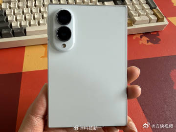 【#科技新一夸三星ZFold8薄#】#科技新一对比三星ZFold8和iPhone18#10月19日消息，发文：三星Z Fold8是真的薄，手感无敌好，折叠起来的厚度竟然跟iPhone18 Pro Max厚度差不多。如果iPhone Duo厚度能做成三星这样就完美了 ​​​​#首批iPhoneDuo买家已赚翻#​​​​