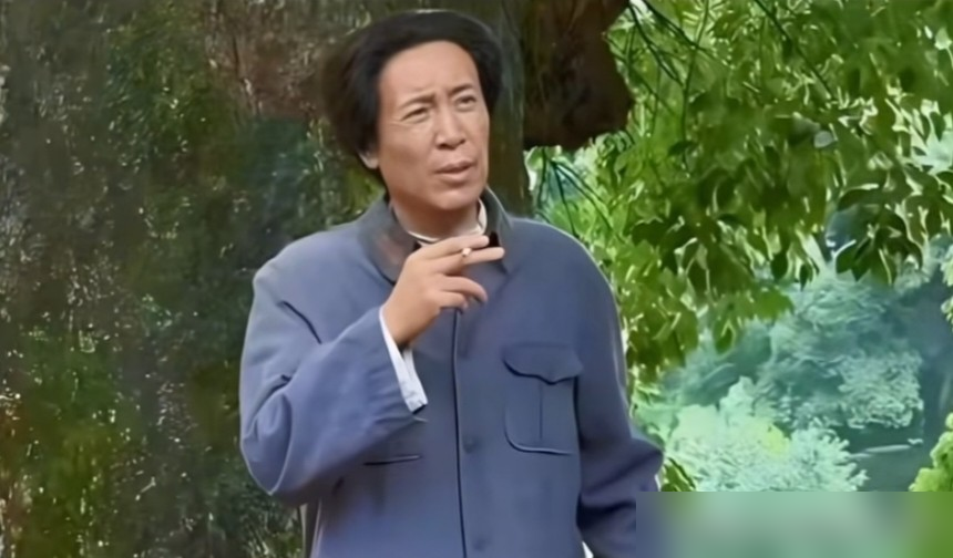 央一这回是真下狠手了，456天，近1900号人，三趟重走长征路，就为拍一部剧。
于和伟、黄晓明、刘昊然，全塞进《伟大的长征》里，可导演张永新放话了，不搞脸谱化，专拍绝境里怎么咬牙下决心，专拍那些没名字的兵。
剧组1：1把遵义会址、泸定桥全给复刻出来，连军装上那块补丁都抠得死死的。辗转8个省，转场
