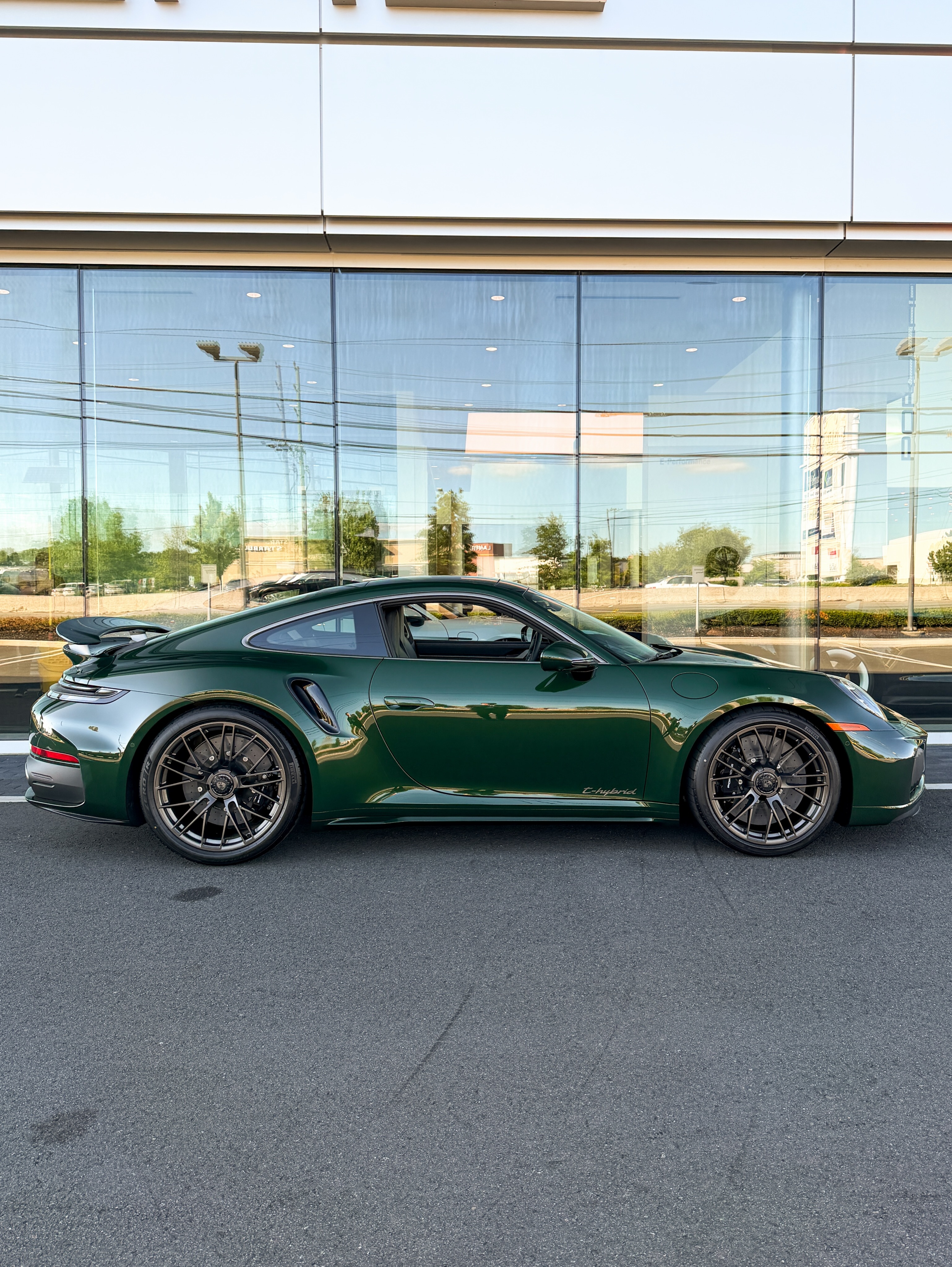 保时捷911 Turbo S，橡木绿金属漆，全车黑色真皮内饰，搭配碳纤...