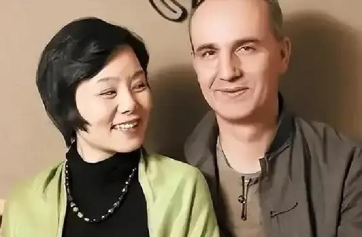50岁离了婚，两个儿子全在德国念书，孤身一人跑去云南苍山脚下租院子种地。这事要是搁在大多数中年女人身上，恐怕夜里愁得都要掉头发

可龚琳娜却偏偏活成了个异类

9月23号那天，她在网上晒了组照片。为了满足76岁老母亲的心愿，51岁的她硬是留着一头飘逸的长发。穿着件黑色的透视纱裙，冲着镜头笑得那叫一个