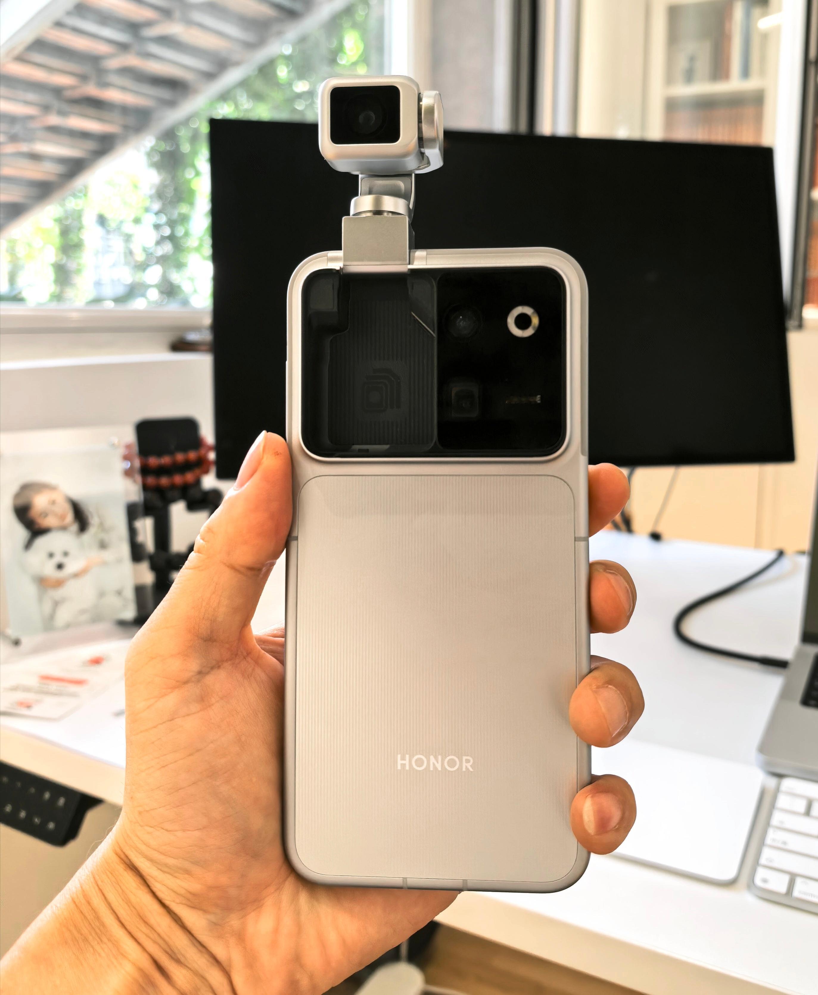 去电信营业厅换了张卡的功夫就被我装到了～工作人员盯着#荣耀robot phone# 看了半天，最后实在没忍住，问我这是啥手机，借机给她好好培训了一下[偷笑]问我多少钱，我说1TB的12999，在当下已经很厚道了，她非常认同。为啥换卡？因为老卡在国外没办法漫游，很耽误事儿，最近八成可能大概没准儿还要出国， ​