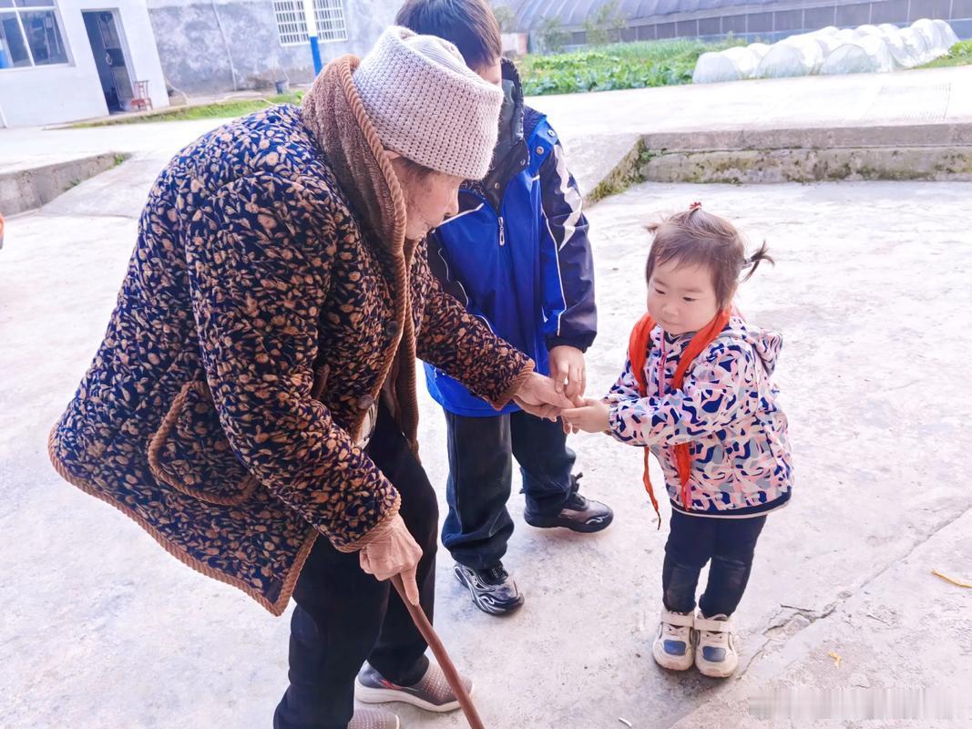 帮了一个迷路的老奶奶，她拉着我的手说：“小姑娘，你真好。 
” 那一刻，心里暖暖的。 
想起自己的爷爷奶奶，如果有天他们也在外面需要帮助，希望也能遇到善良的人。 
把善意传递下去，世界会变得更好吧。 
 #好人好事# ​