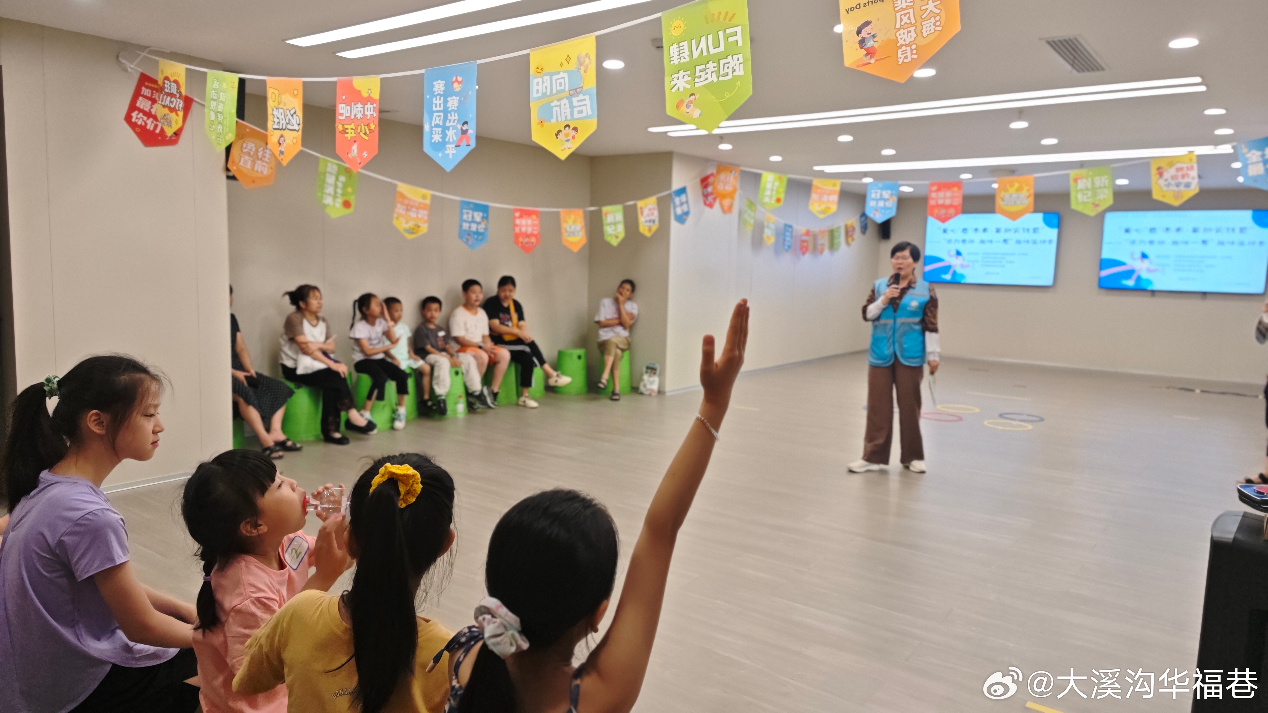 “童心‘巷’未来”署期实践活动
                                                                  ---社区垃圾分类宣传
       7 月 21 日，大溪沟街道华福巷社区组织开展了 "童心 ' 巷' 未来" 暑期实践营活动。本次活动以垃圾分类为主题，邀请社区分类员为辖区小朋友们带来了一堂生动有趣的环保 ​