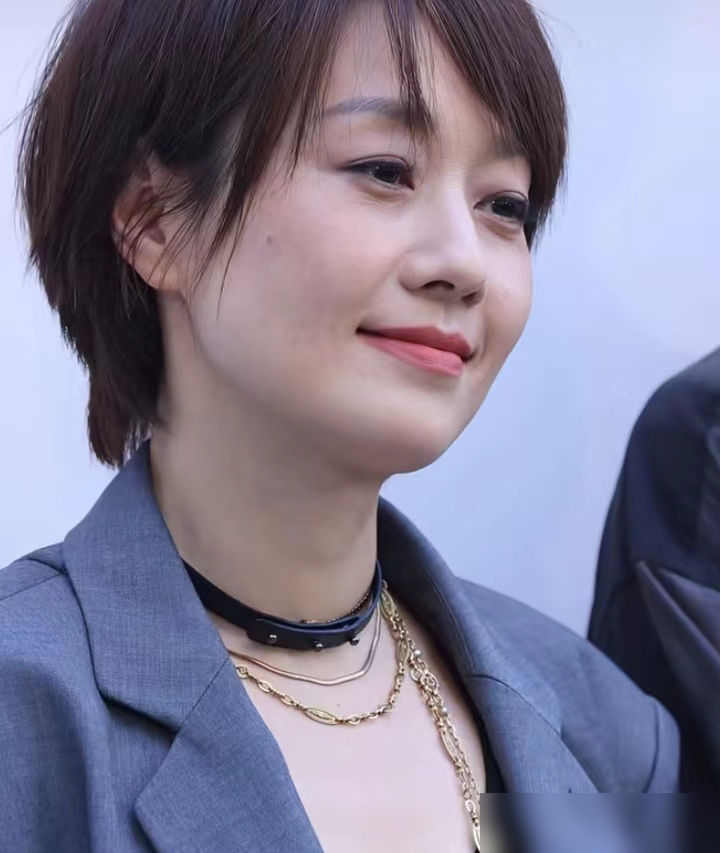 不得不说，马伊琍这次真的给所有女明星上了一课。
9月16号，日默瓦活动现场，许光汉、赵今麦这些年轻面孔站旁边，她一身黑色吊带裙配廓形西装，短发利落，没一点医美馒化，皮肤紧致到不像快50岁的人。
什么叫实力？合影时，她非常自然地把C位让给品牌方和后辈，自己往边上一站，那种不争不抢的松弛感，反而成了