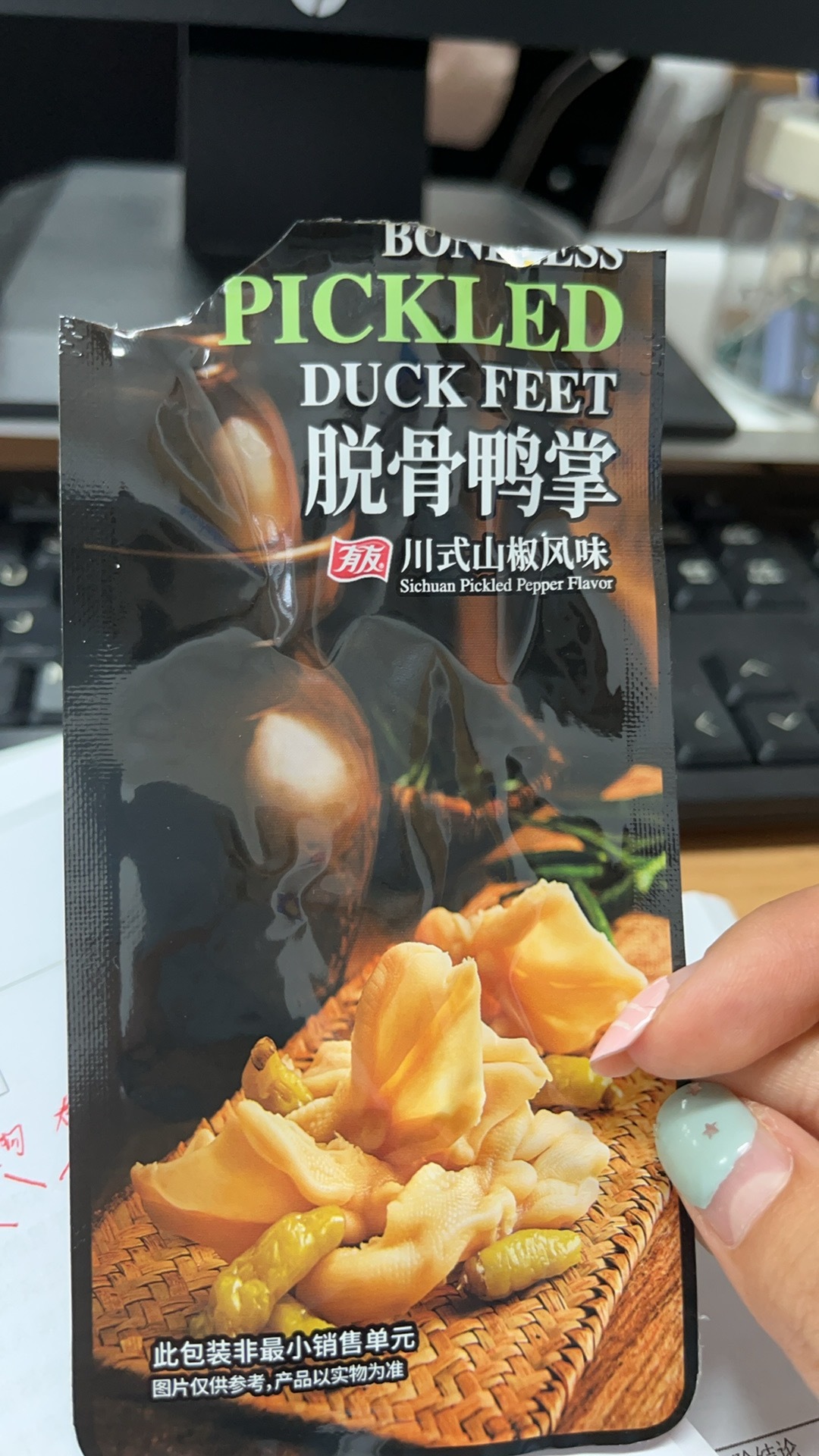 即使下班累成狗，也想给自己做一份好吃的狗粮
现在做饭速度越来越快了
图二:山姆这个脱骨鸭掌好好吃。一开始上班就会疯狂吃零食！这讨厌的坏习惯。
图三：正常下班时间点看到的云☁️
图四：加班一个半小时后看到的晚霞。内心和我的解放世界的那句台词一样，这该死的晚霞，怎么这么漂亮。
今天课间想去 ​
