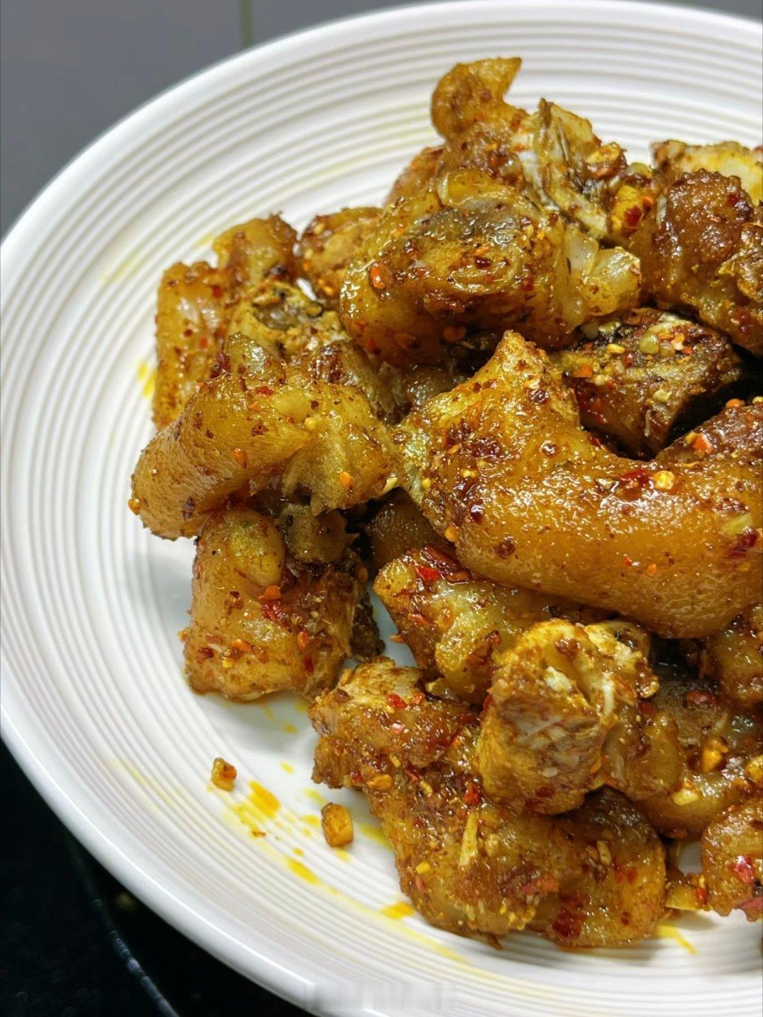 香辣孜然猪蹄🐷🍖，外皮焦香软糯，裹满丰富调料，#厨艺教程# 胶质满满一口爆汁💥，肥而不腻，追剧解馋、下饭下酒都超合适，#工人因赊1碗面后连续吃121天# 早上好呀，[太阳][太阳] 我已经不看爱情偶像剧了，看下墓打怪的， ​