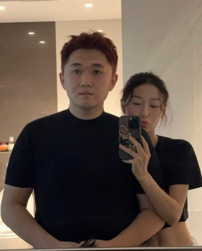 张百乔与妻子小雪的婚姻经历了什么张百乔与小雪相识于微时，妻子陪他走过低谷。走红后两人感情不变，小雪曾患病，张百乔悉心照料。从默默无闻到千万粉丝，他们始终相互扶持，是网红圈少有的患难夫妻。