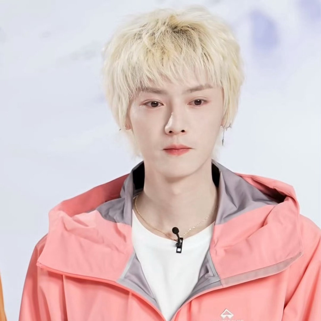 #鹿晗什么发型颜色都能驾驭##鹿晗养头发的痛 ​​​