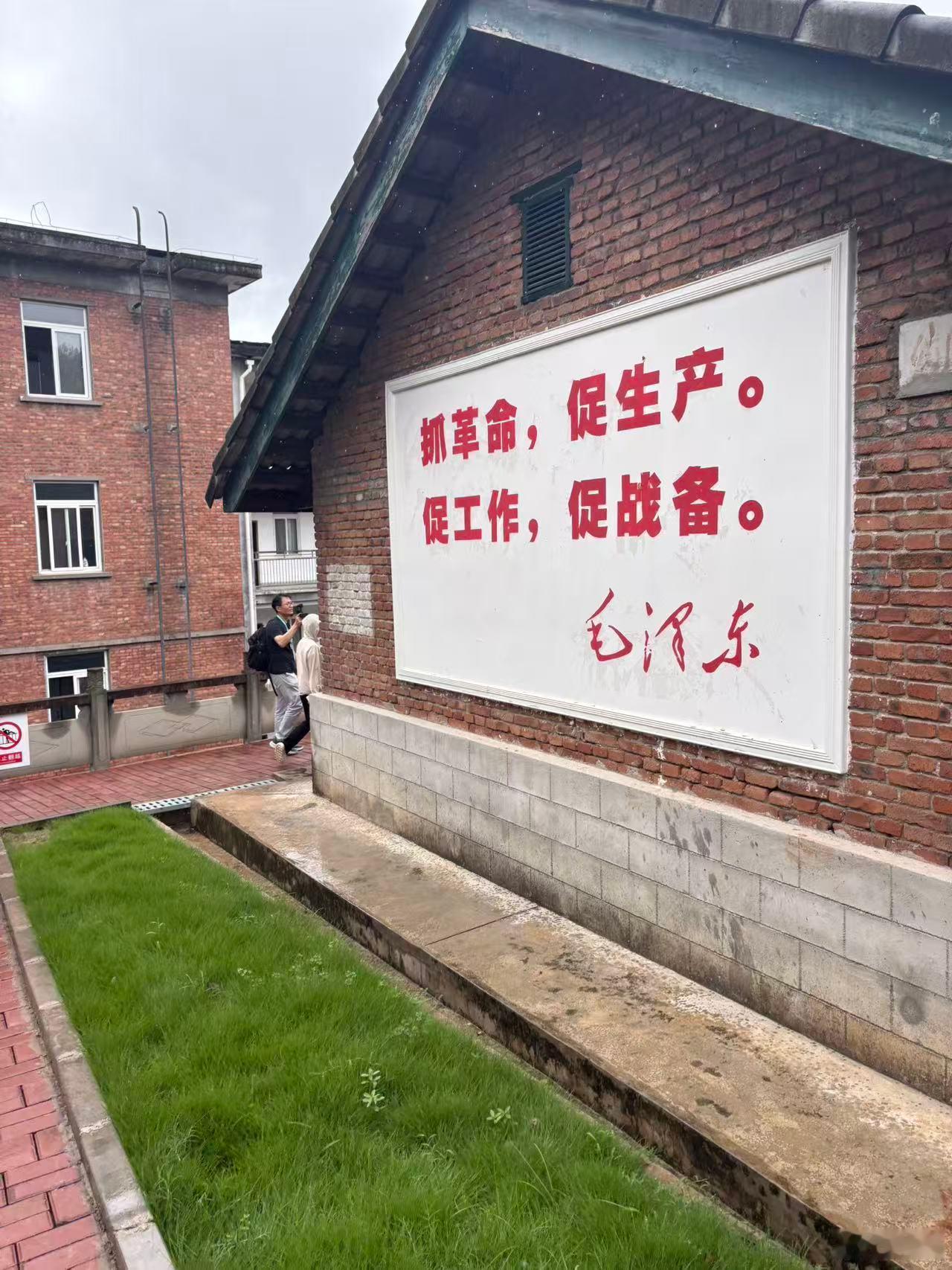 #核你在一起共探绿色核能#
夹江909基地，代号“九〇九”，藏在四川深山里的核动力“摇篮”。上世纪60年代，一大波科学家隐姓埋名扎进山沟，连计算都靠手摇机和算盘珠子，硬是拼出了核潜艇陆上模式堆。最燃的时刻来了——1970年，这里发出了中国核能的第一度电！ 可别小看这一度电，它让中国成为世界上 ​