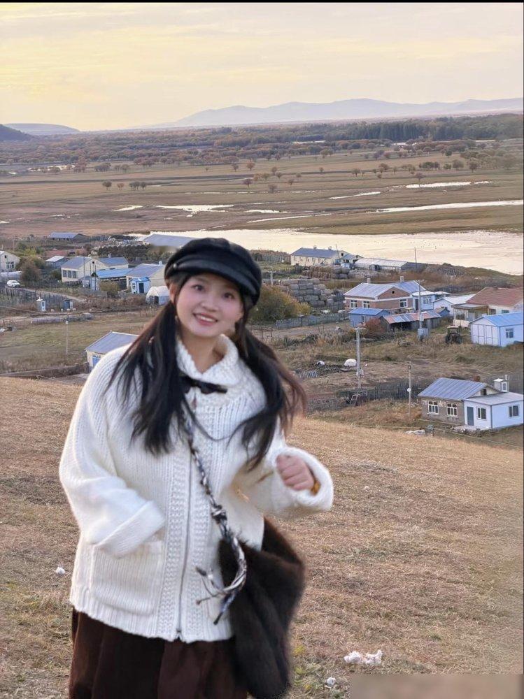 杨幂那句“反正结果都那样”，在沈月这儿被彻底掀翻了。
翁小雯结婚，沈月当花童，捧着戒指往台上送。三年后，翁小雯离了，独自带娃。沈月没问为什么，也没讲大道理，就是还在。
10月16号，翁小雯发文，说婚姻维持三年，结束得很难看，不愿再提，只想带女儿小芋圆好好过。同一天，沈月合约到期不续，出道十年，在