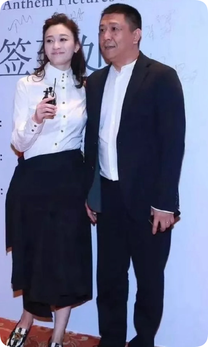 制片人徐佳宁被强执2111万余元，让他和李小冉真实的婚姻关系浮出水面。
李小冉直接17字回应：去年已离，互不牵扯，互不打扰，祝各自安好。
简单直接，一点都不拖泥带水。
徐佳宁和李小冉，两人在2014年6月于吉林长春登记结婚，2015年8月在比利时举行婚礼。
今年曾曝出两人离婚的新闻，但当时双方都未回