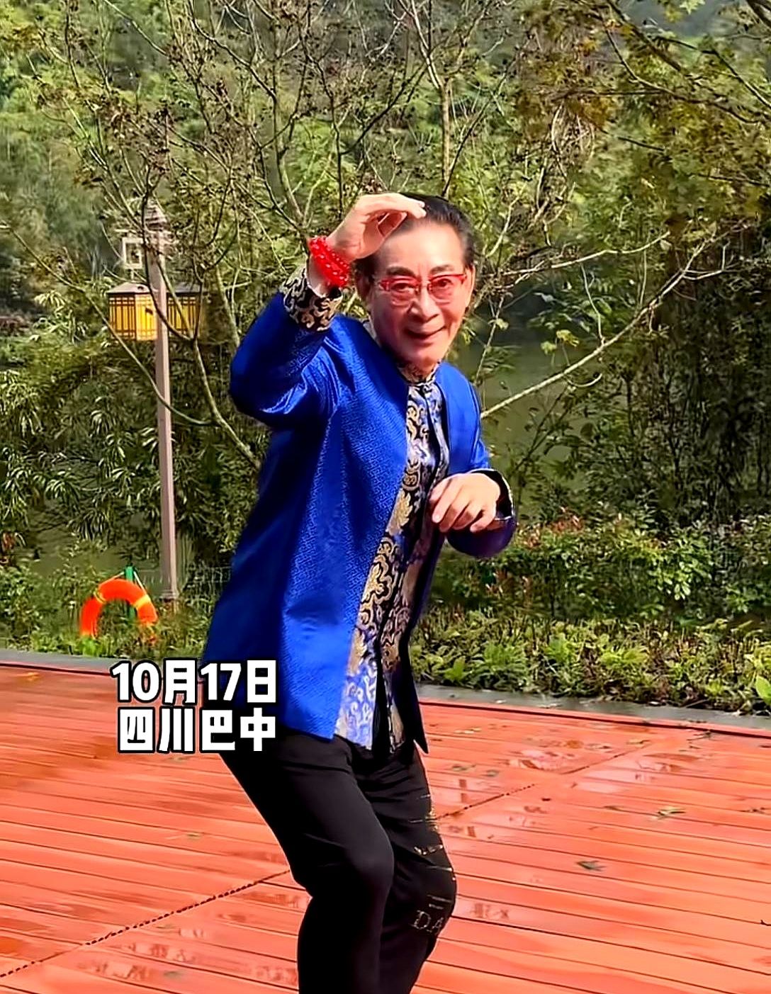 当年杨洁导演要是知道这里，86版《西游记》肯定就来这拍了。

六小龄童跑去巴中参加2026环球人物年度盛典，当场向老乡问好，夸巴中空气好风景美，还特别点名推荐通江诺水河溶洞，直言当年要是被杨洁导演发现，取景地早定在这了。临走他还撂下一句，以后有机会还要再来。

能让挑剔的“猴哥”把话说到这份上，巴中