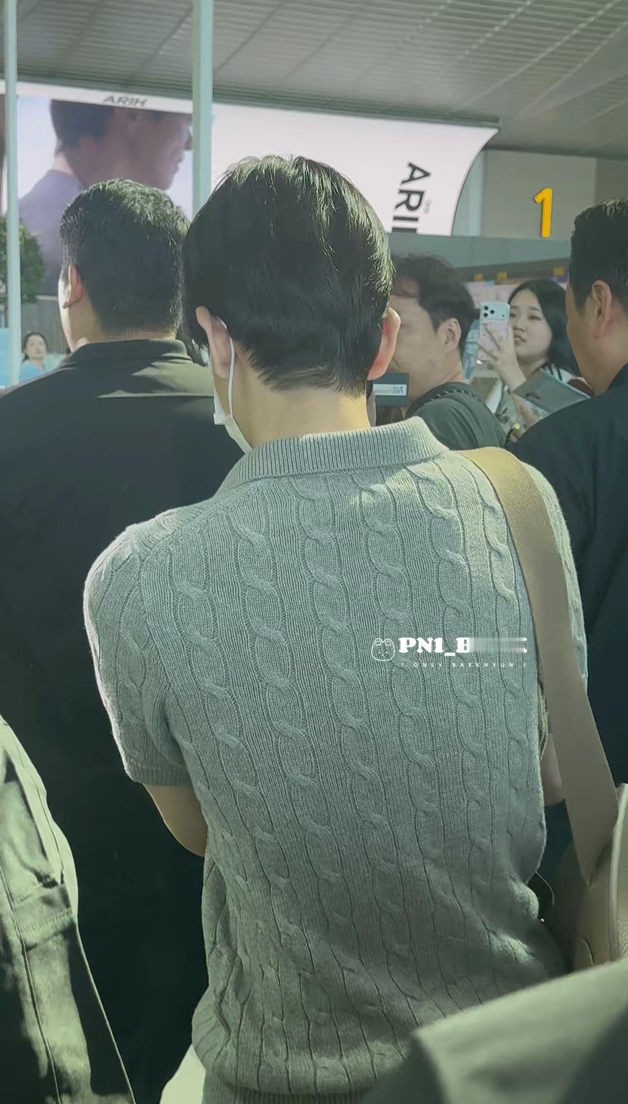 品鉴我欧巴的大宽肩…边伯贤 baekhyun