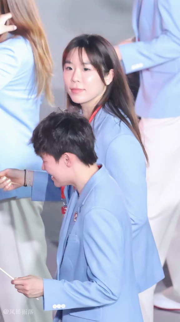 捕捉一下首次开幕式的贾一凡💃