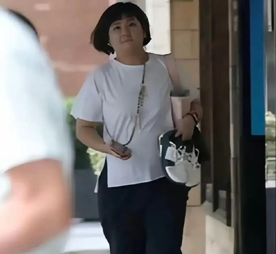 几个亿的真金白银摆在眼前，只要点头开几十场巡演就能揣进口袋，可田馥甄和陈嘉桦硬是摆摆手，把这笔送上门的横财往外推

不知道多少业内人士急得直拍大腿，觉得这俩人简直跟钱过不去

其实哪里是合体失败，真相扒出来，能让内娱那些为了番位撕破脸的塑料团体臊得慌

她们仅仅是为了迁就那个身材已经发福、只想趿拉着
