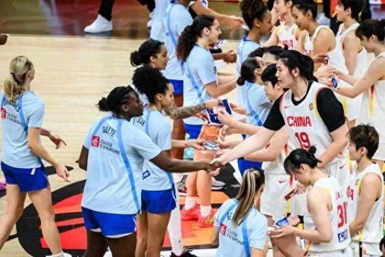韩旭21分9篮板，杨舒予19分5助攻，两人合砍40分，中国女篮还是以61比90输给法国，八强止步。全队61分里，两人包了40分，分差却有29分。

这场球最被盯着的，是张子宇。她拿到7分、8个篮板，出现7次失误，另有3次封盖。末节教练组试过她和韩旭的双塔，想靠高度冲一冲，碰上法国这种高水平对手，没能