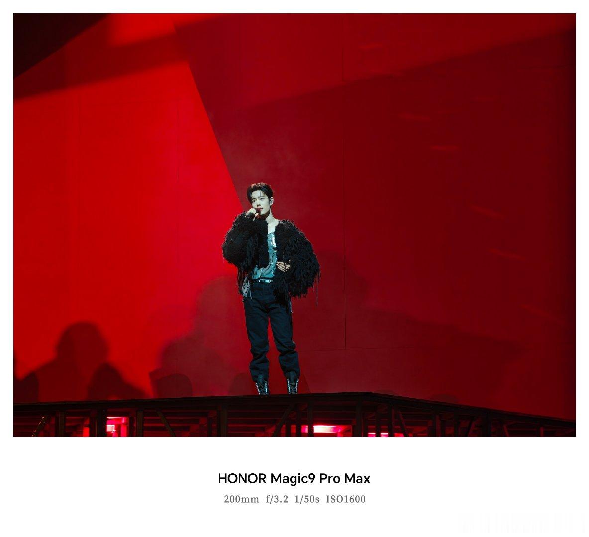 #肖战演唱会##荣耀Magic9拍的肖战演唱会神级现场#  迷晕了[哇][哇]，此男就这么无限展示他的魅力！这么远距离的舞台都能看到这么清晰的肖战，荣耀Magic9 Pro Max不愧是舞台神器。 ​
