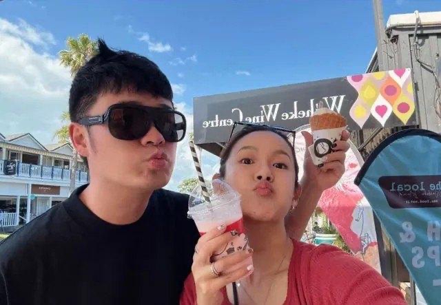 41岁张子萱嘟嘴卖萌靠陈赫肩上，出游终于不给自己打码了