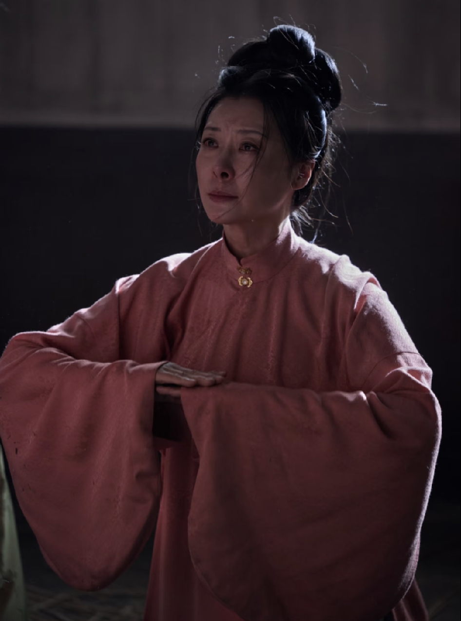 柯蓝在《伟大的长征》里演宋美龄。
网友纷纷说：“柯蓝还是演古装让人眼前一亮，演现代的太像了，让人望而生畏”
她演的宋美龄穿得很华丽，虽然发型简单，但是看起来一丝不苟，还有夹袄穿，在那个时代，是优雅贵妇人了，你们觉得呢？