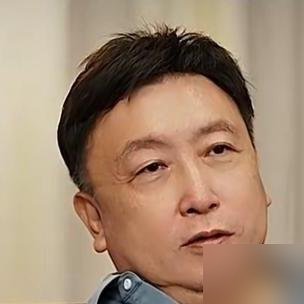 “顶流没一个会演戏，主角配角全倒挂了。”王晶在长春电影节上扔下这句话，台下没人接。
他说内地称得上职业导演的，就俩，冯小刚和陈思诚。标准特简单：会算账。别的导演是烧钱买热闹，这俩是把钱花在能回本的地方。
话糙，但账算得明白。他又点名肖战，说戏路窄，老被塞进古装和偶像剧里。不是演员不想变，是市场不