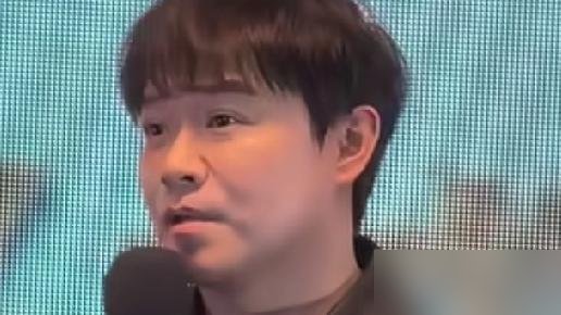 陈思诚攒局想让《士兵突击》重聚，张国强直接拒了。
给的还是反派凶手，戏份重，有发挥。张国强就一句：入戏太深，演不了。
当年高城连长那股劲，他到现在没卸下来。不消费情怀，不硬凑热度，给钱也不干。
转头人家在《小城大事》里演引路人赵东升，收视率干到2.7%。后面《藏锋》《重器》《主角》排着上。
