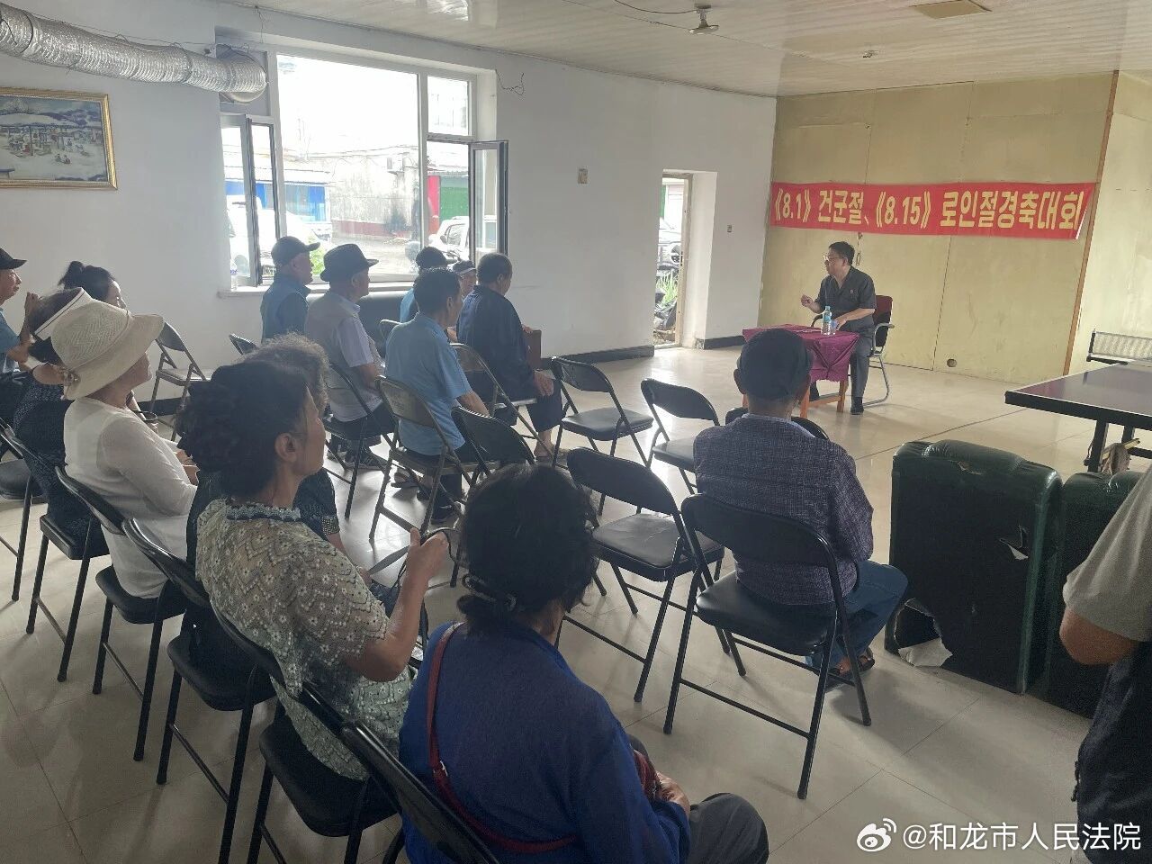 【法润民心】情系桑榆暖人心  法护银龄守安康
为切实关怀养老机构老年群体，传承尊老爱老的优良风尚，近日，头道法庭干警走进养老院，开展普法送温暖活动，将司法关怀与暖心服务送到养老院，用温情司法守护最美“夕阳红”。
活动现场氛围温馨融洽。干警们与院内老人亲切围坐、倾心交谈，细致询问老人们 ​