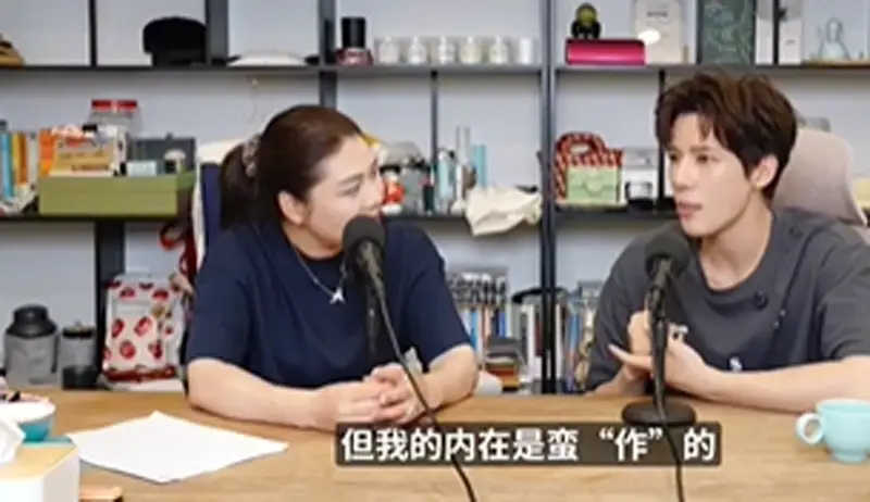 28岁王安宇公开4个择偶条件，外貌是硬性要求，澄清关晓彤是朋友
王安宇做客杨天真的访谈节目，很罕见的聊及了自己的婚姻人生大事。

作为杨天真旗下的艺人，又是当红演员，王安宇对于自己的婚姻大事，似乎也并没有刻意避讳。王安宇已经28岁了，自称并不着急结婚，更没有想要结婚的冲动。

28岁的男演员 ​