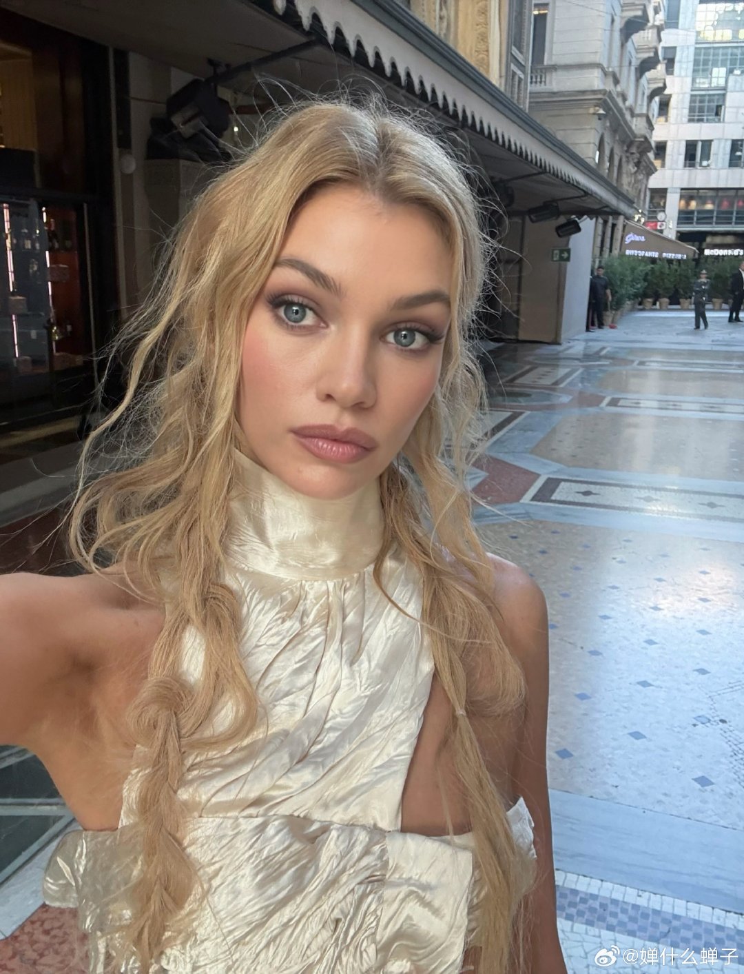 Stella Maxwell × VOGUE World
 | #米兰时装周##春夏时装周# | ​​​