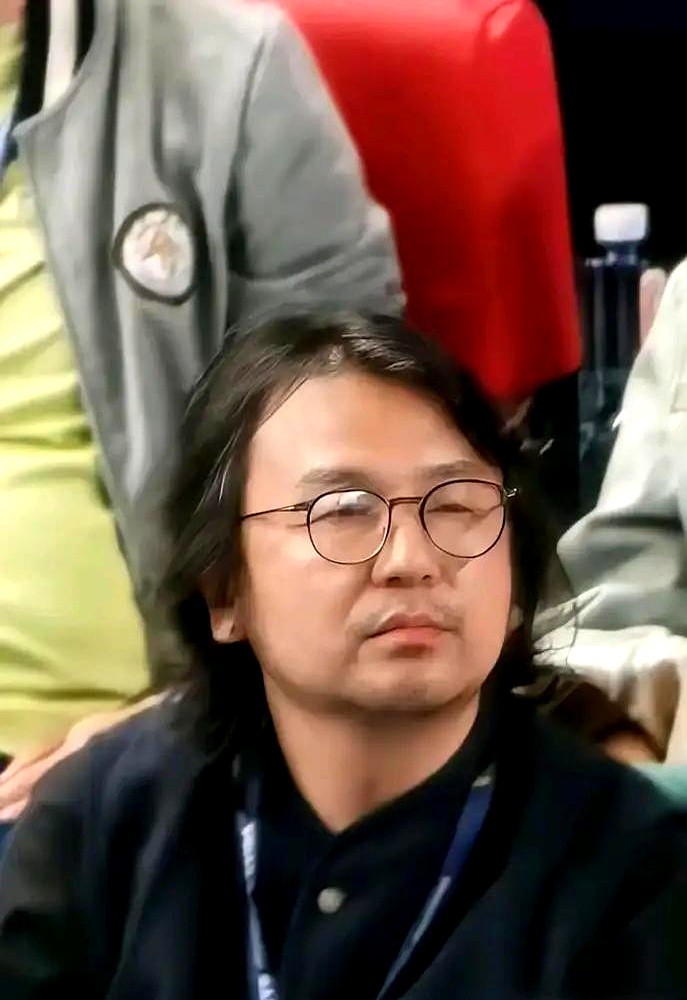 全网喊他别演了，雷佳音是真听劝，直接大半年没进组。

胡子不刮，头发不理，身材彻底放飞，路透照出来被网友调侃撞脸杜海涛妈妈。以前拍戏死命往脸上折腾，甚至弄出假鼻孔，现在连包装都懒得包装。

漂亮是天赋，但戏路不是。他从来不是靠颜值杀出来的，不进组就踏实做自己。

有代表作傍身的人，谁还在那天天身材焦