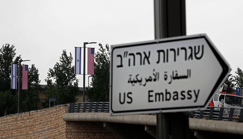 这次美国直接把中东十国的使馆全挂上安全警示，连自己人都开始往外赶了，足见局势紧张到什么地步。
之前还在各种斡旋拉偏架，现在胡塞武装直接把弹道导弹往利雅得敏感目标、沙特阿美延布的设施上砸，沙特防空连拦截都忙不过来，空域说关就关，航班成片取消，连在中东以外的美国外交设施都成了