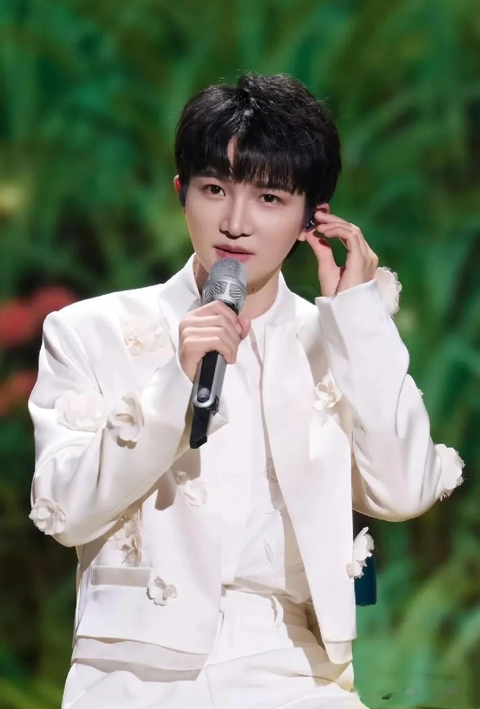 2026湾区升明月晚会，周深一首《泪海》担纲开场，不少网友都在好奇，到底是谁敲定这样的安排。

近乎清唱的表演一出来，空灵的嗓音瞬间抓住全场目光，歌声层层铺开，仿佛海浪就在眼前翻涌，氛围感直接拉满。

网友纷纷调侃，周深这一趟出场，简直就是官方的音响检验员。标杆直接摆在舞台之上，后面登台的歌手压力一