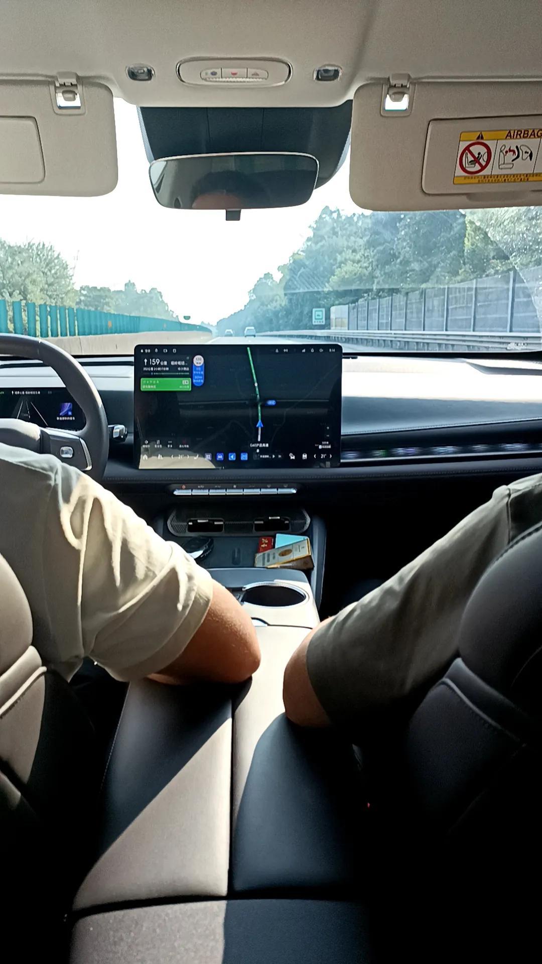 表哥6月初换了一辆新车，是别克牌的，因为他上一辆也是别克车，这次换的是那个新出的款式，好像是叫E7。
这次去吃酒席，我们两个就坐他的车，后排坐着很舒服，转弯、不平路，座椅都能很柔软的包裹着。很多功能只需要说语音就可以了。
好了，这个体验呢就印象深刻了，回到家里老公就时不时的在我面前说一下这个车，好像